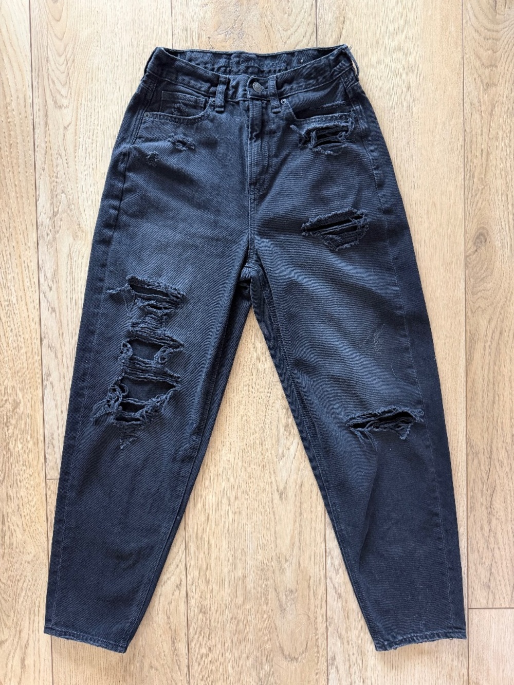 American Eagle Relaxed Mom Jeans Size 2 Black Distressed High Rise Denim